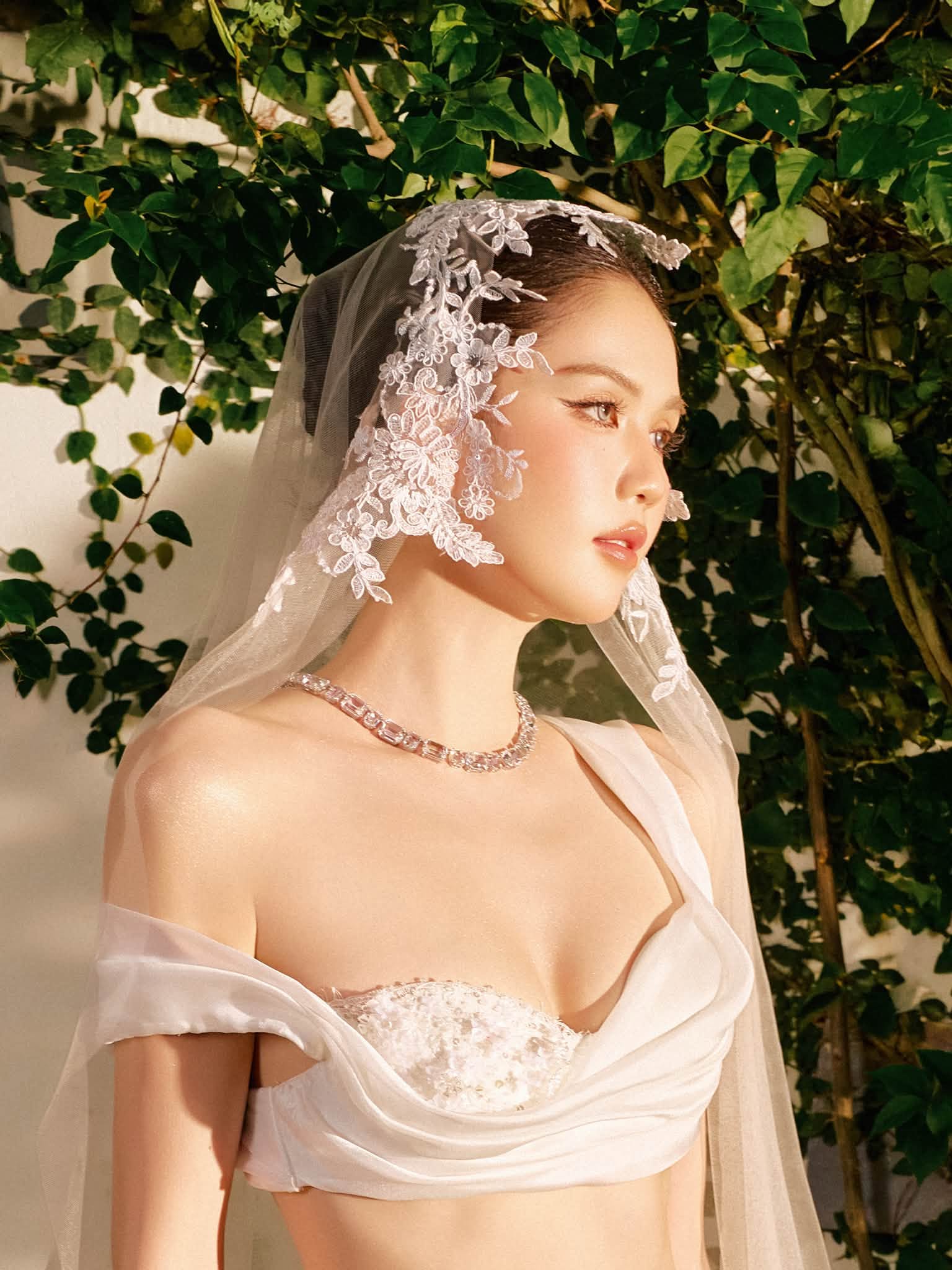 Ngọc Trinh hóa cô dâu, khiến dân tình