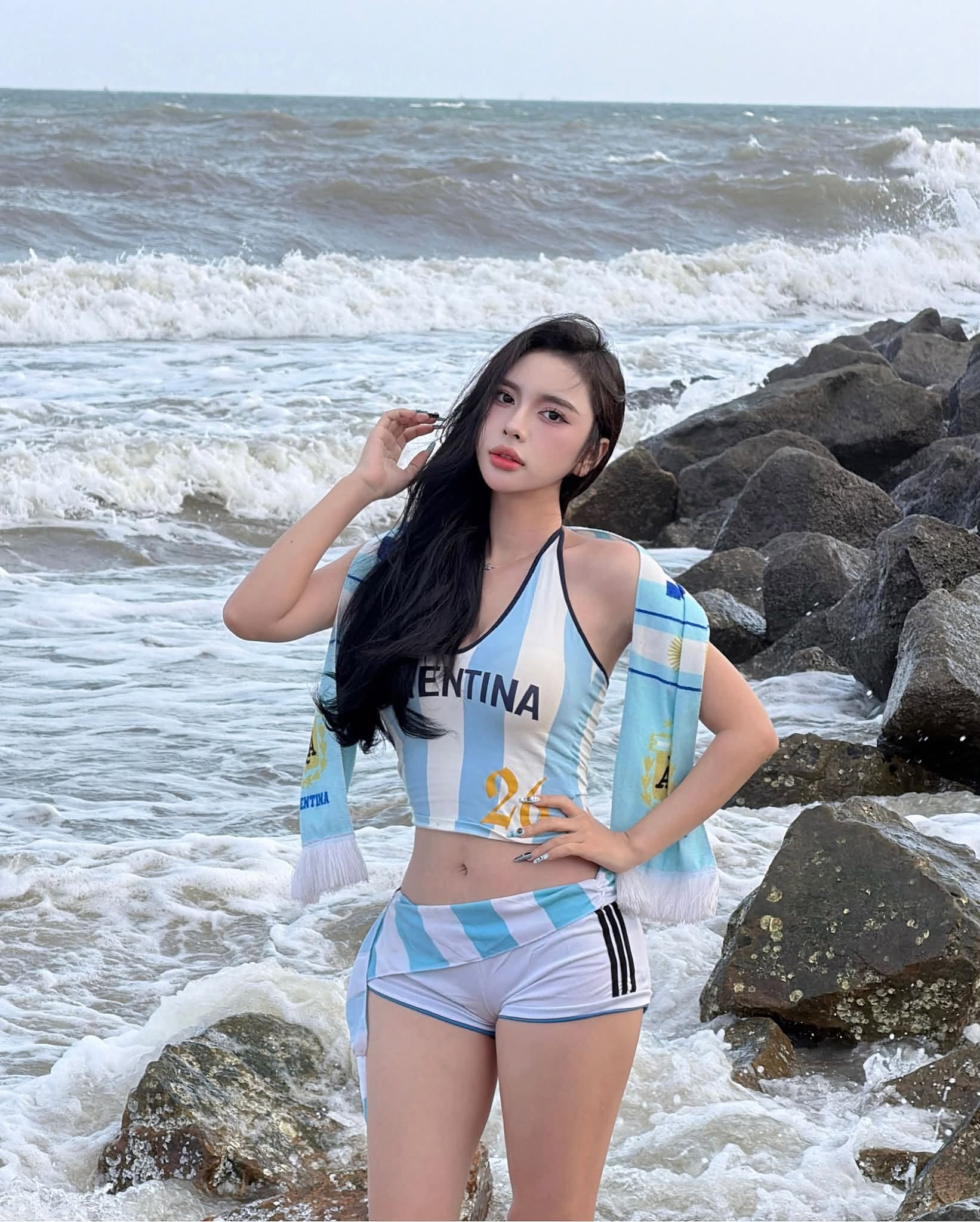 Fan girl Barcelona khéo léo cổ vũ cả hai đội tuyển, khiến ai cũng phải gật gù vì sự tinh tế