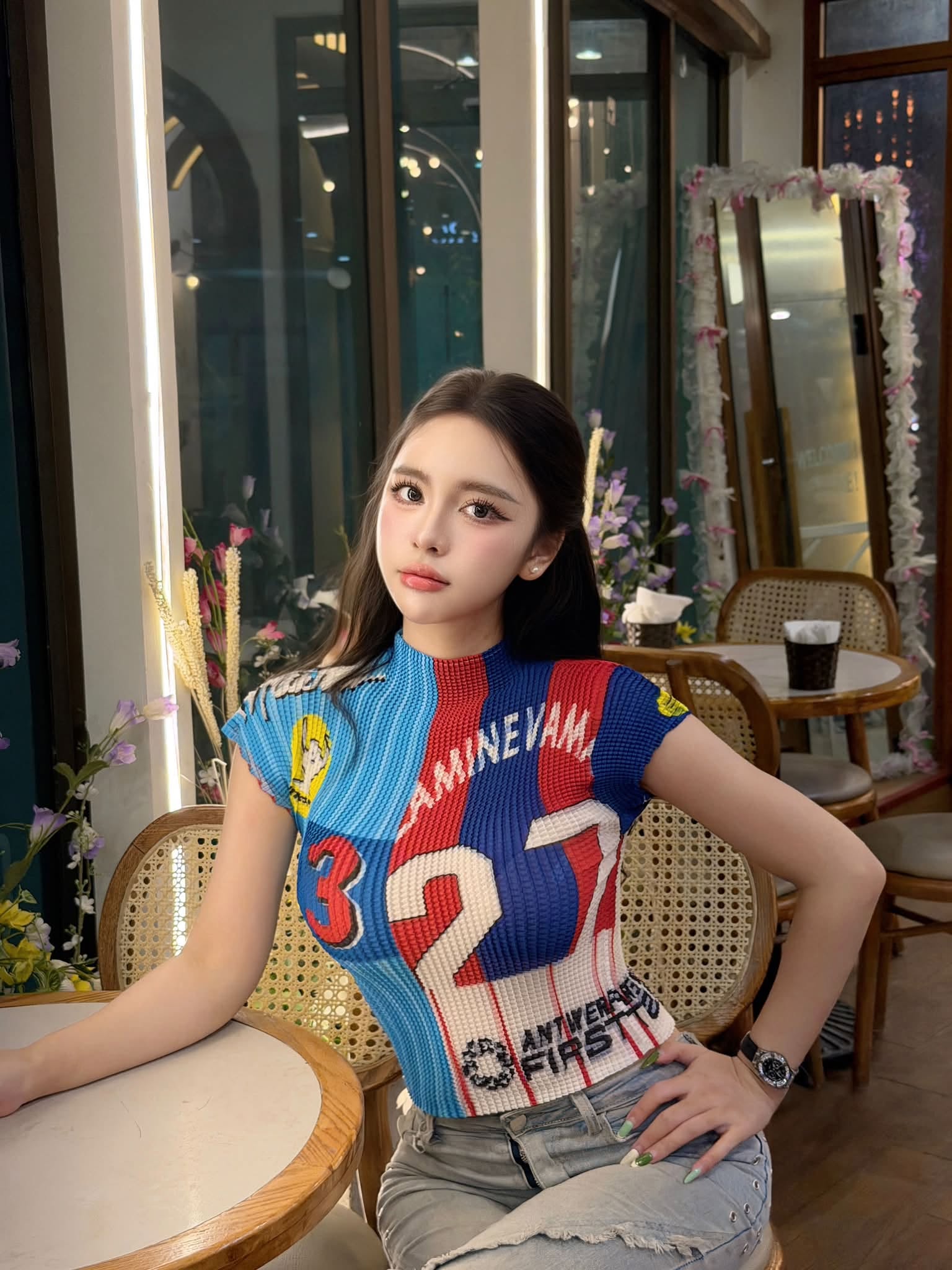 Fan girl Barcelona khéo léo cổ vũ cả hai đội tuyển, khiến ai cũng phải gật gù vì sự tinh tế