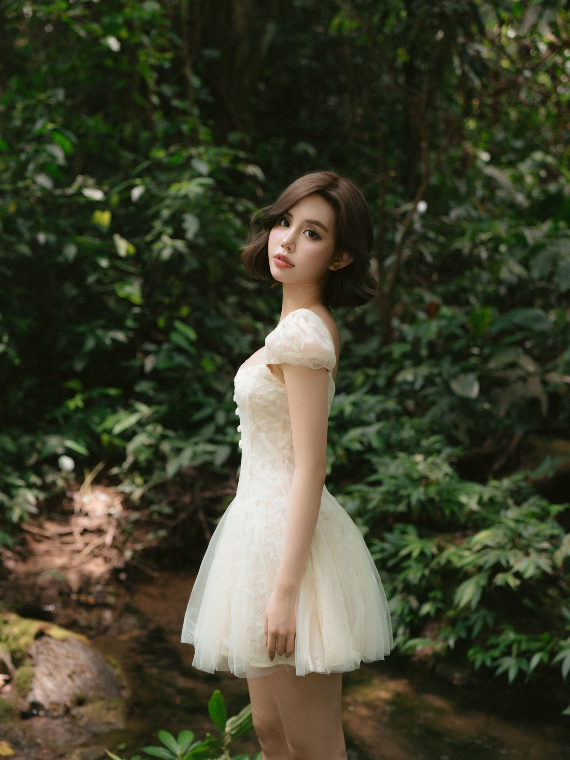 Hóa công chúa lạc trong rừng, nàng hot girl