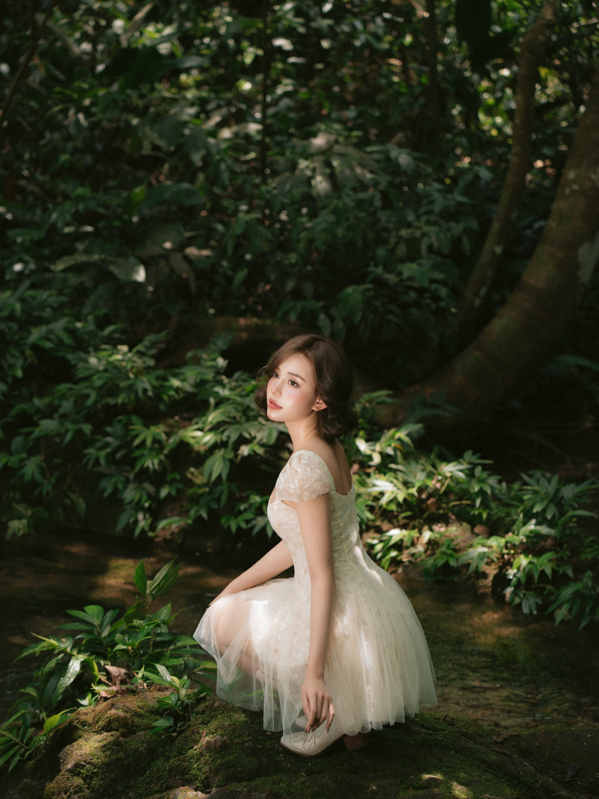 Hóa công chúa lạc trong rừng, nàng hot girl