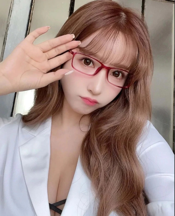 Hậu giải nghệ, Yua Mikami tiếp tục khoe đường cong gợi cảm, lên tiếng trước làn sóng tẩy chay