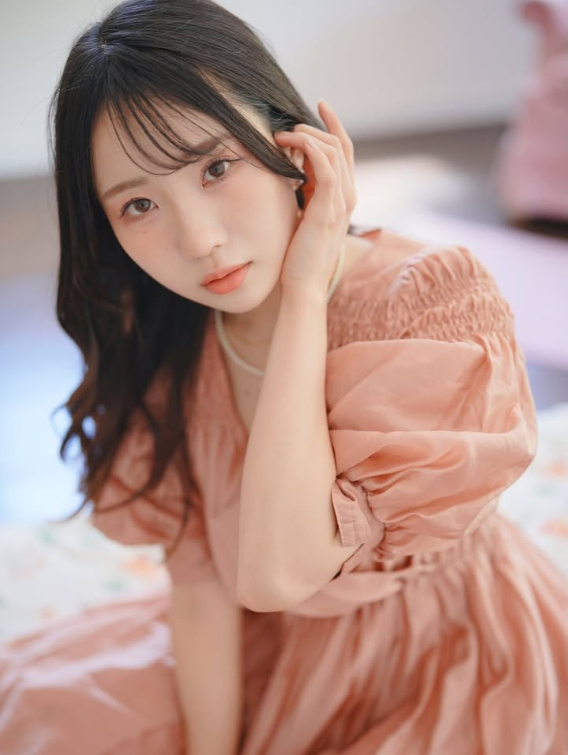 Hot girl xinh đẹp bàng hoàng, phát hiện camera quay lén trong phòng thay đồ, sốc với danh tính nghi phạm