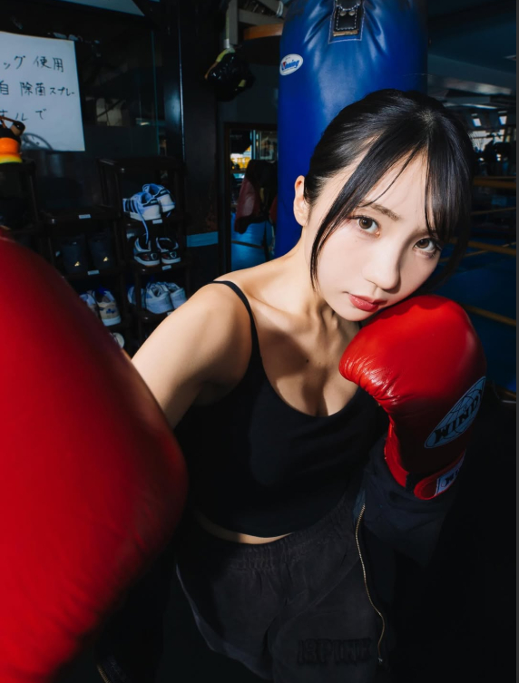 Hot girl xinh đẹp bàng hoàng, phát hiện camera quay lén trong phòng thay đồ, sốc với danh tính nghi phạm