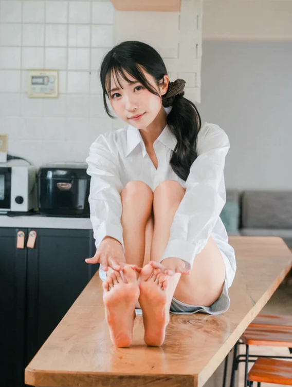 Hot girl xinh đẹp bàng hoàng, phát hiện camera quay lén trong phòng thay đồ, sốc với danh tính nghi phạm