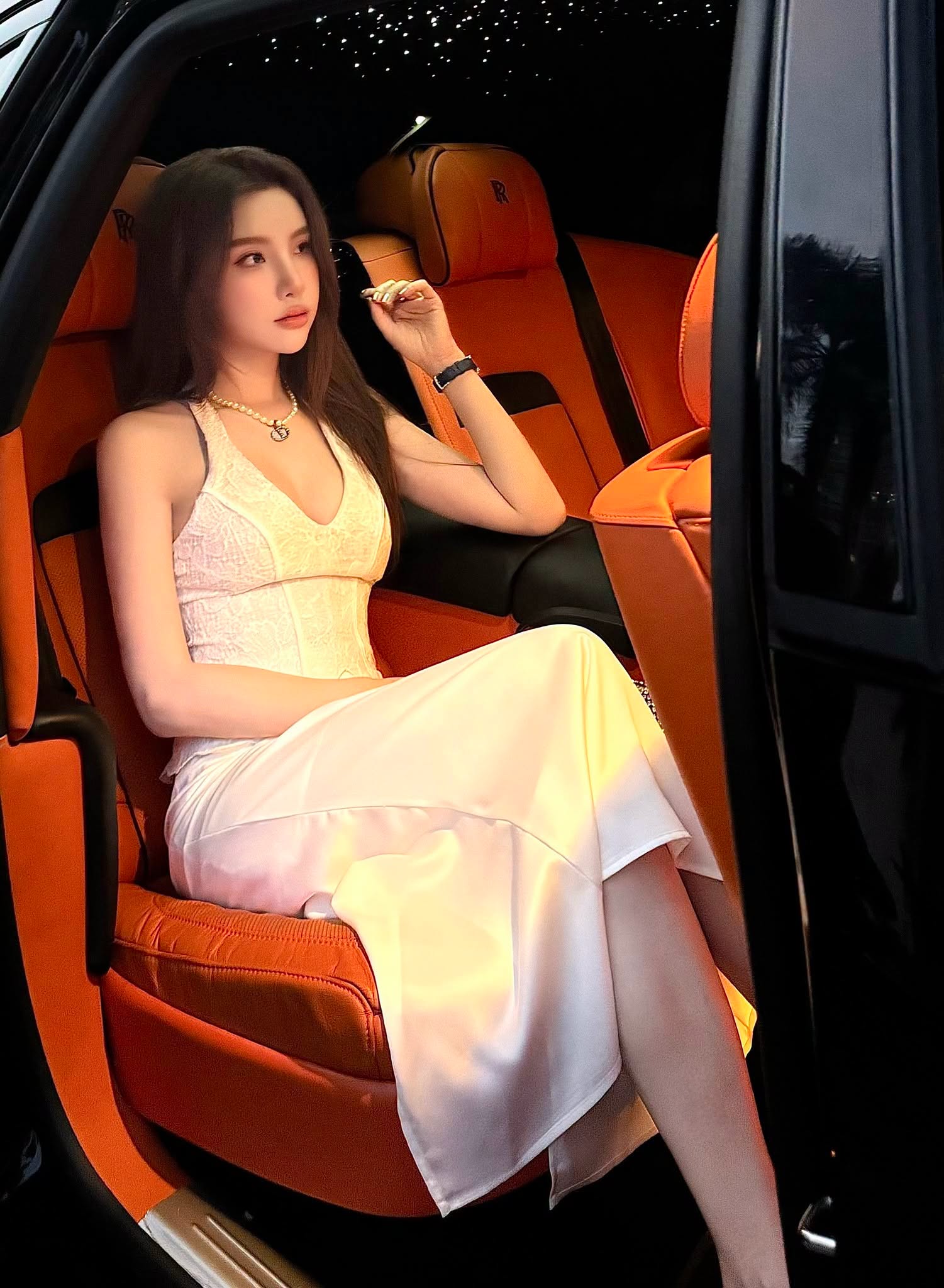 Nhan sắc nóng bỏng của hot girl đời đầu Hạnh Sino dù chạm ngưỡng U40