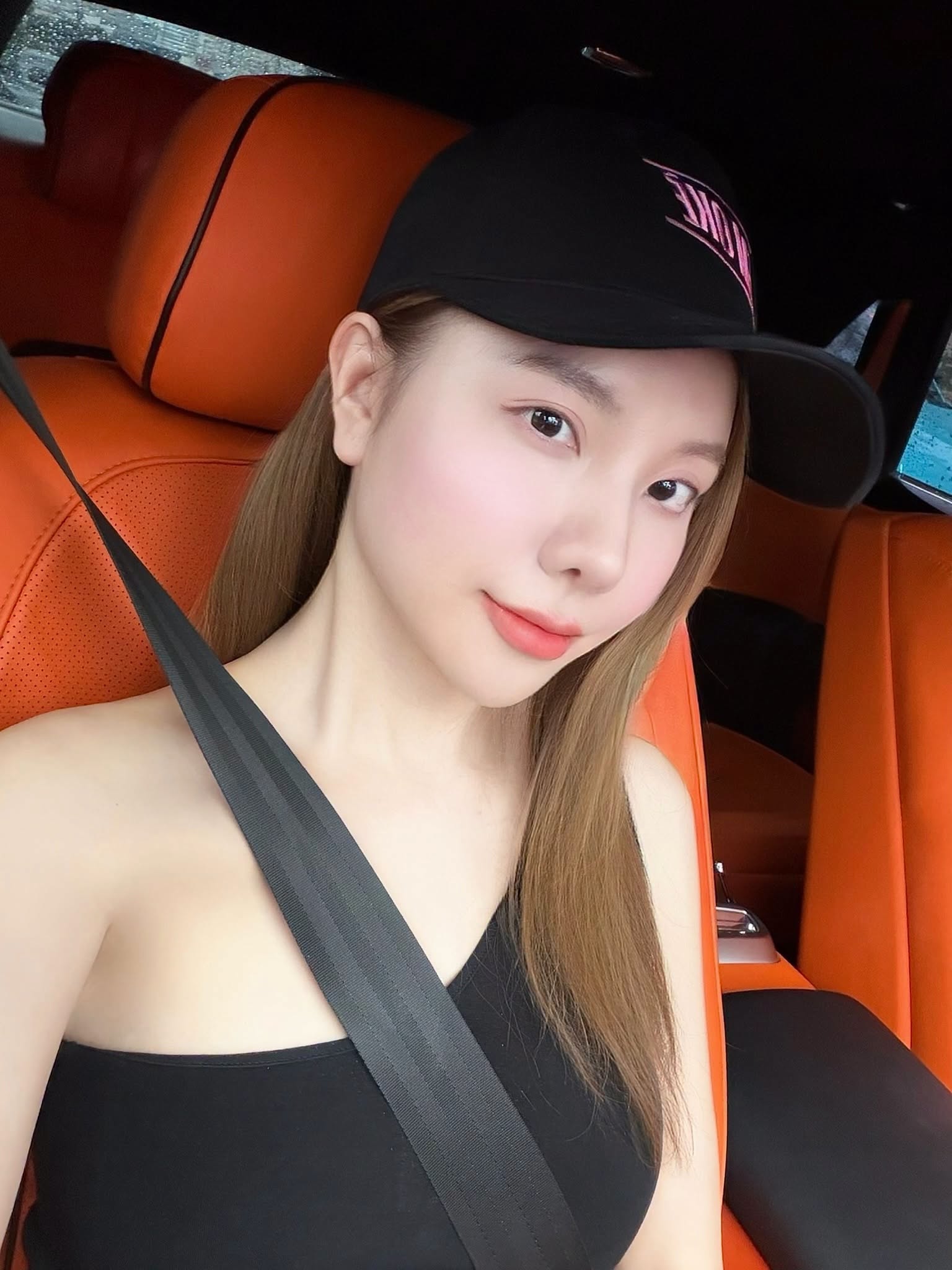 Nhan sắc nóng bỏng của hot girl đời đầu Hạnh Sino dù chạm ngưỡng U40