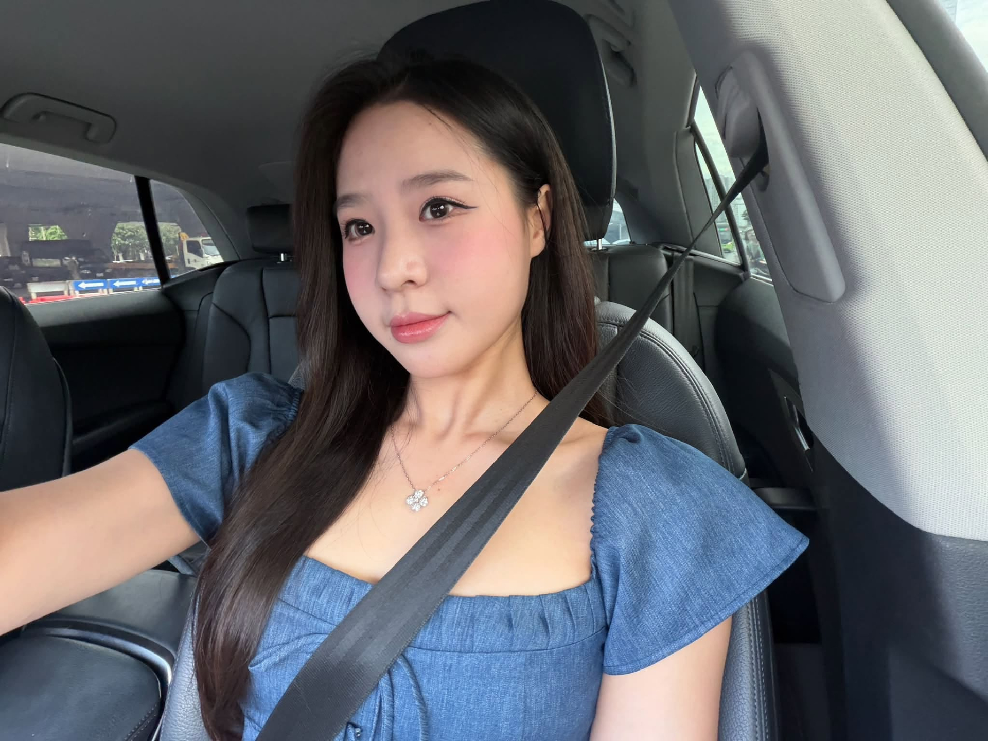 Nữ MC xinh đẹp đến nỗi fan khẳng định