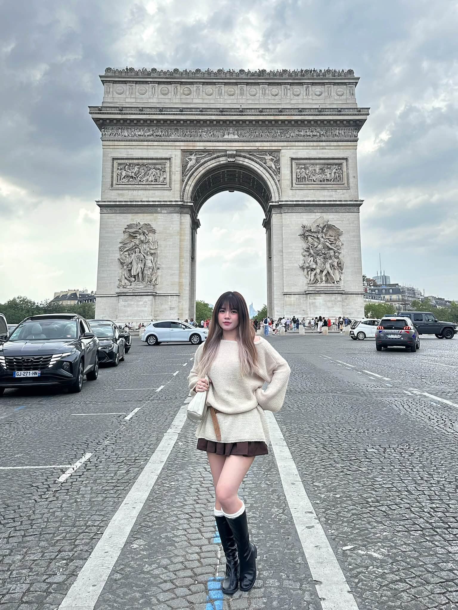 Khoe ảnh dạo chơi ở Paris, nữ game thủ Việt khiến CĐM thích thú
