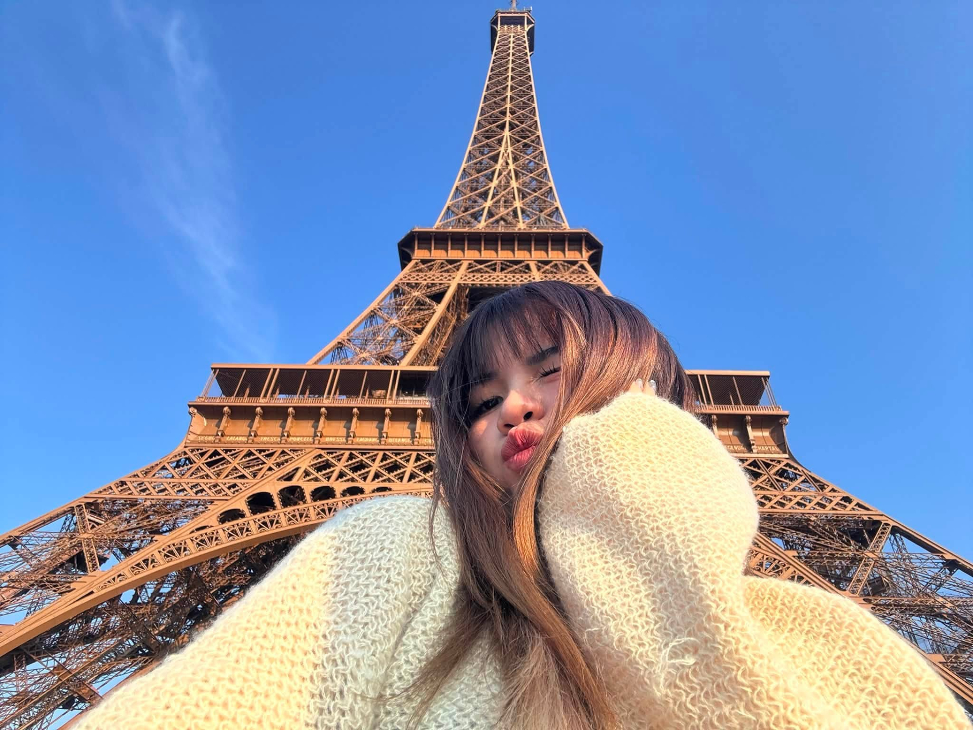 Khoe ảnh dạo chơi ở Paris, nữ game thủ Việt khiến CĐM thích thú