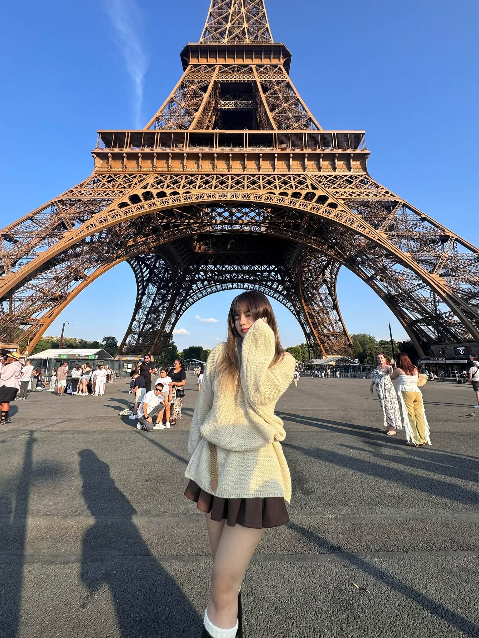 Khoe ảnh dạo chơi ở Paris, nữ game thủ Việt khiến CĐM thích thú