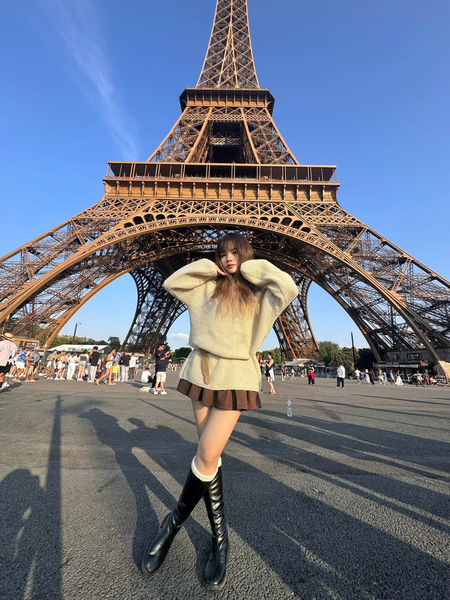 Khoe ảnh dạo chơi ở Paris, nữ game thủ Việt khiến CĐM thích thú