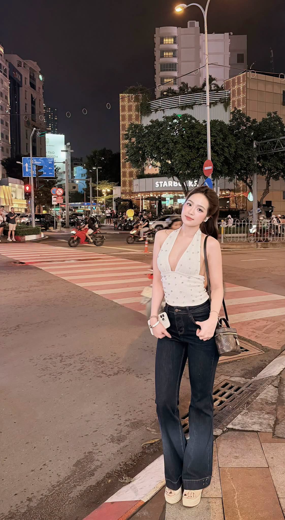 Lê Phương Anh biến hình dạo phố, trang phục đơn giản nhưng thần thái lại khiến CĐM si mê