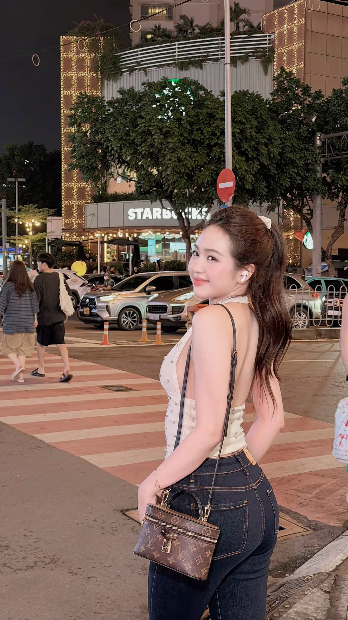 Lê Phương Anh biến hình dạo phố, trang phục đơn giản nhưng thần thái lại khiến CĐM si mê