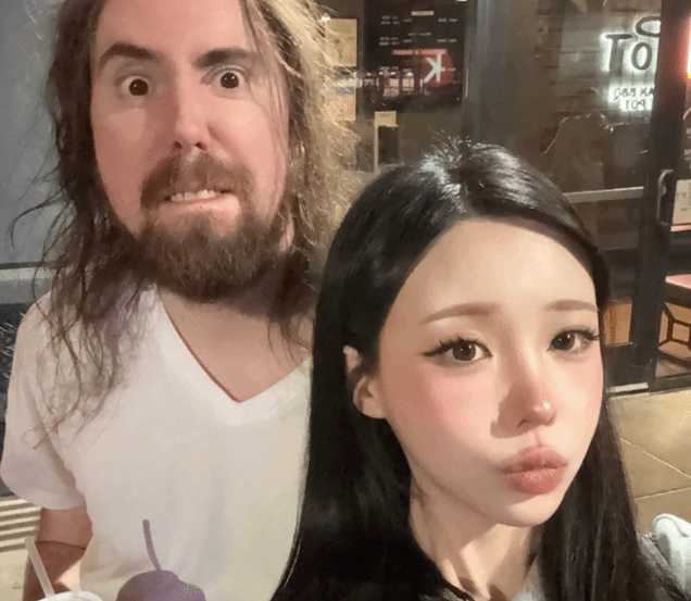 Khoe bạn gái gợi cảm, nam streamer được CĐM ghen tị, khẳng định là chàng trai