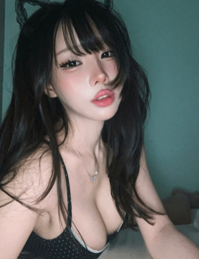 Khoe bạn gái gợi cảm, nam streamer được CĐM ghen tị, khẳng định là chàng trai