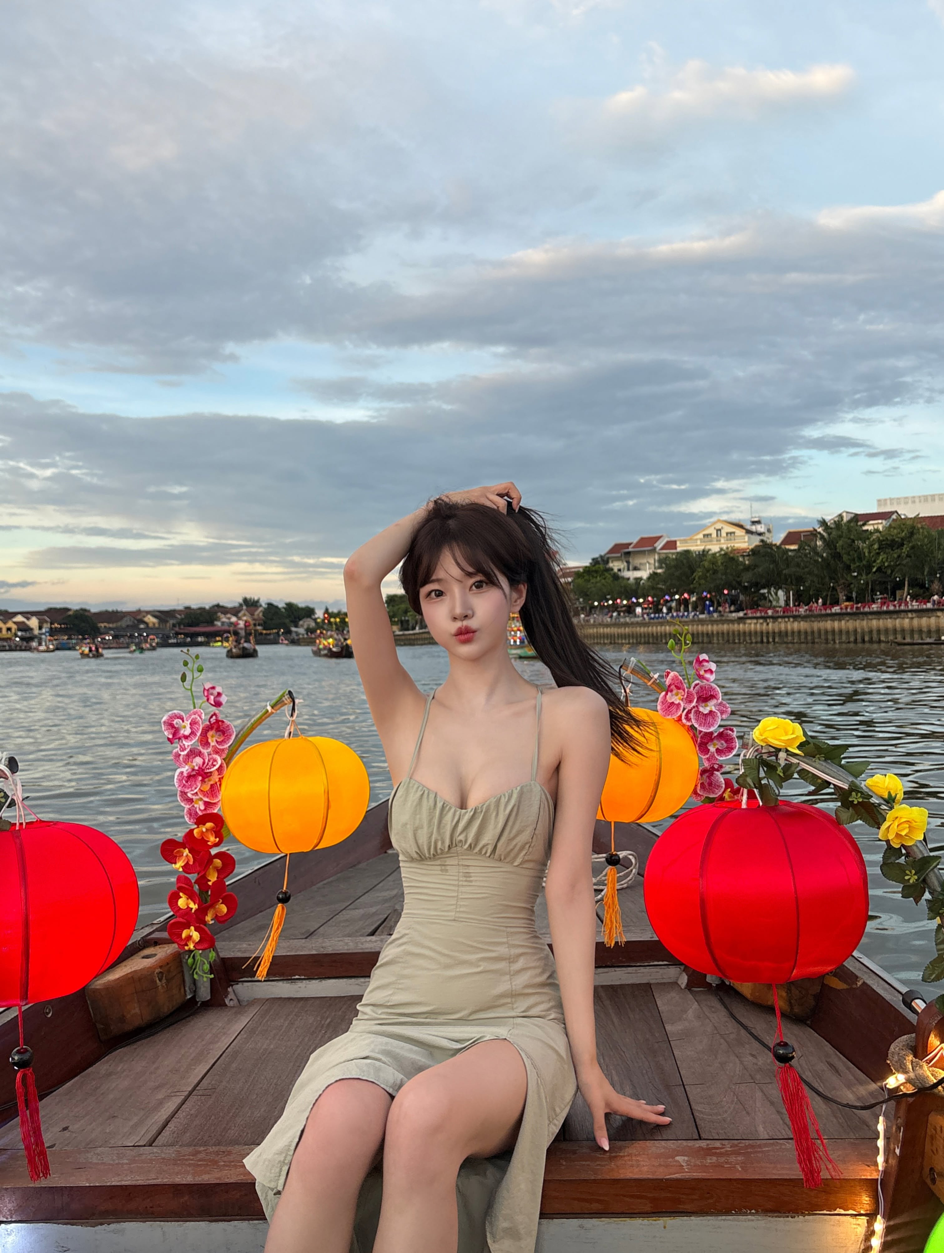 Streamer nổi tiếng xứ Hàn bất ngờ check-in Hội An, khiến người xem mê mệt với nhan sắc cuốn hút