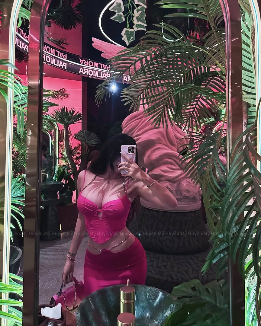 Hot girl phòng gym khiến CĐM mê mệt với vóc dáng, chỉ lên đồ đi ăn nhưng cũng đủ thu hút mọi ánh nhìn