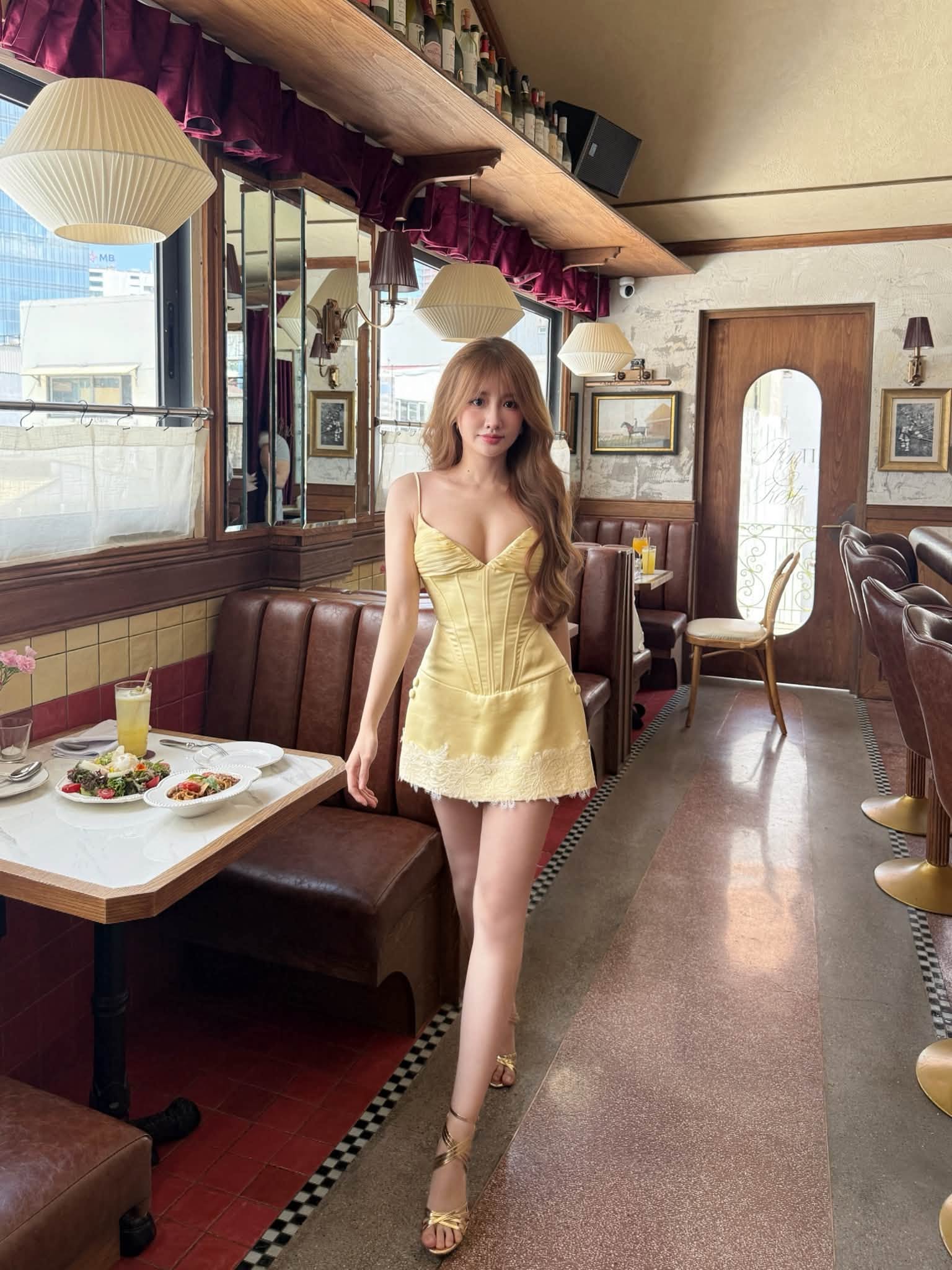 Hot girl Khánh Huyền khoe dáng