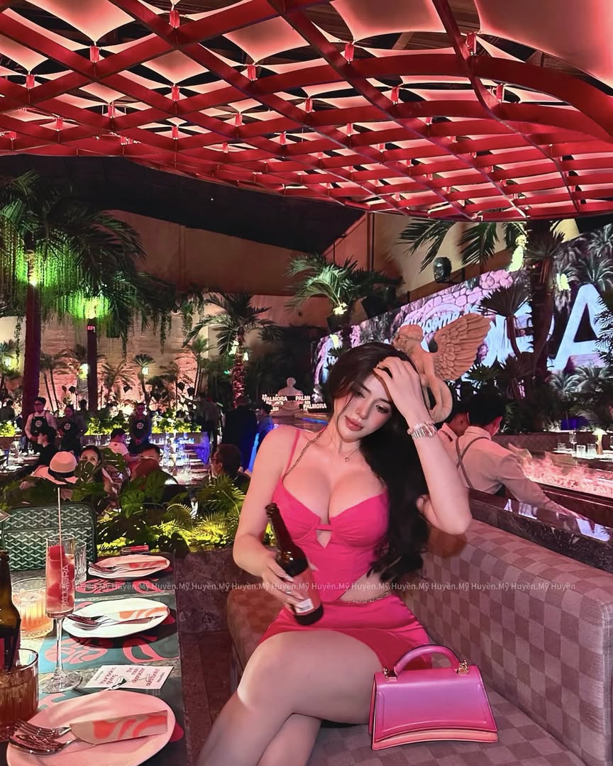 Hot girl phòng gym khiến CĐM mê mệt với vóc dáng, chỉ lên đồ đi ăn nhưng cũng đủ thu hút mọi ánh nhìn