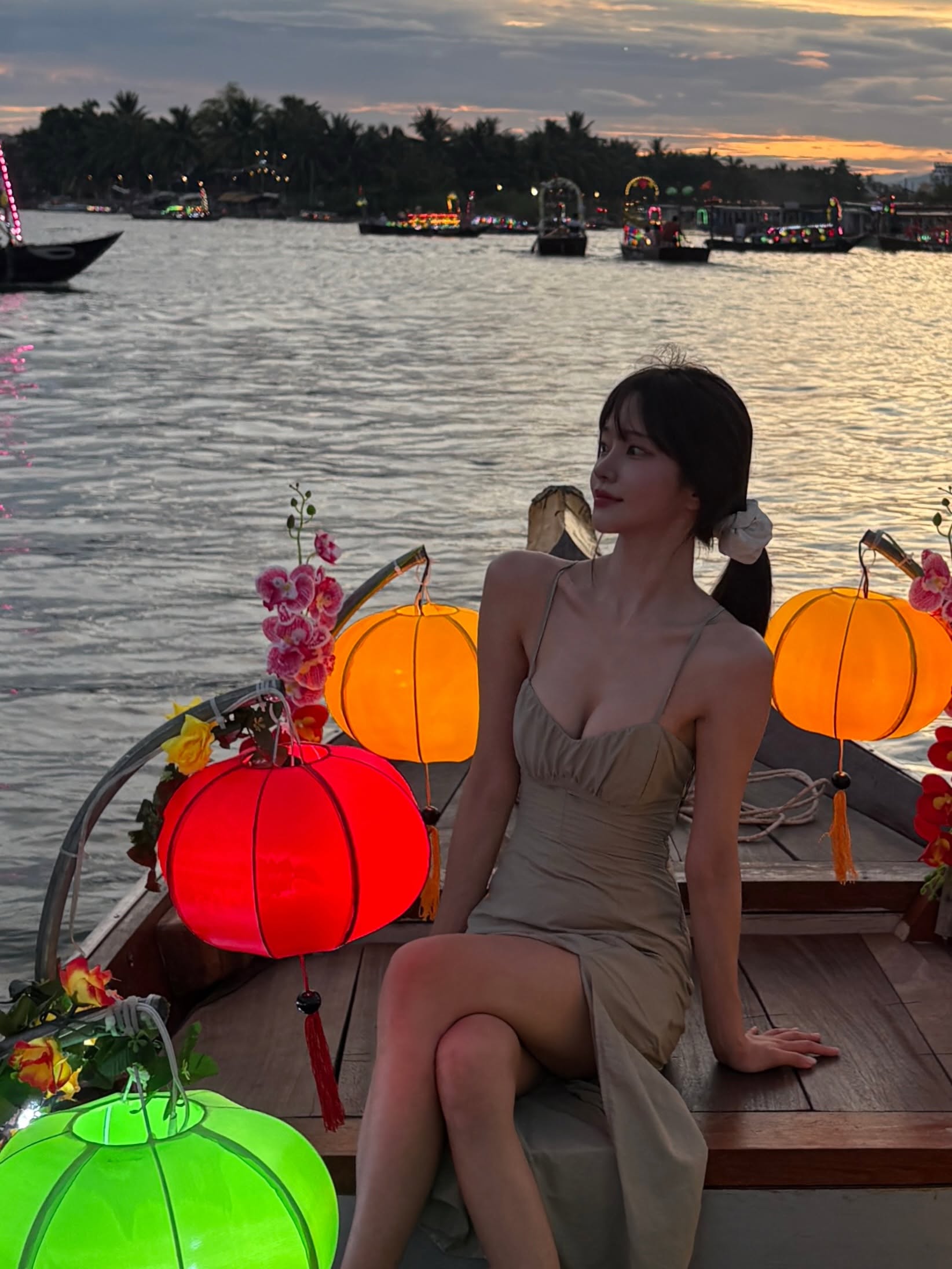 Streamer nổi tiếng xứ Hàn bất ngờ check-in Hội An, khiến người xem mê mệt với nhan sắc cuốn hút