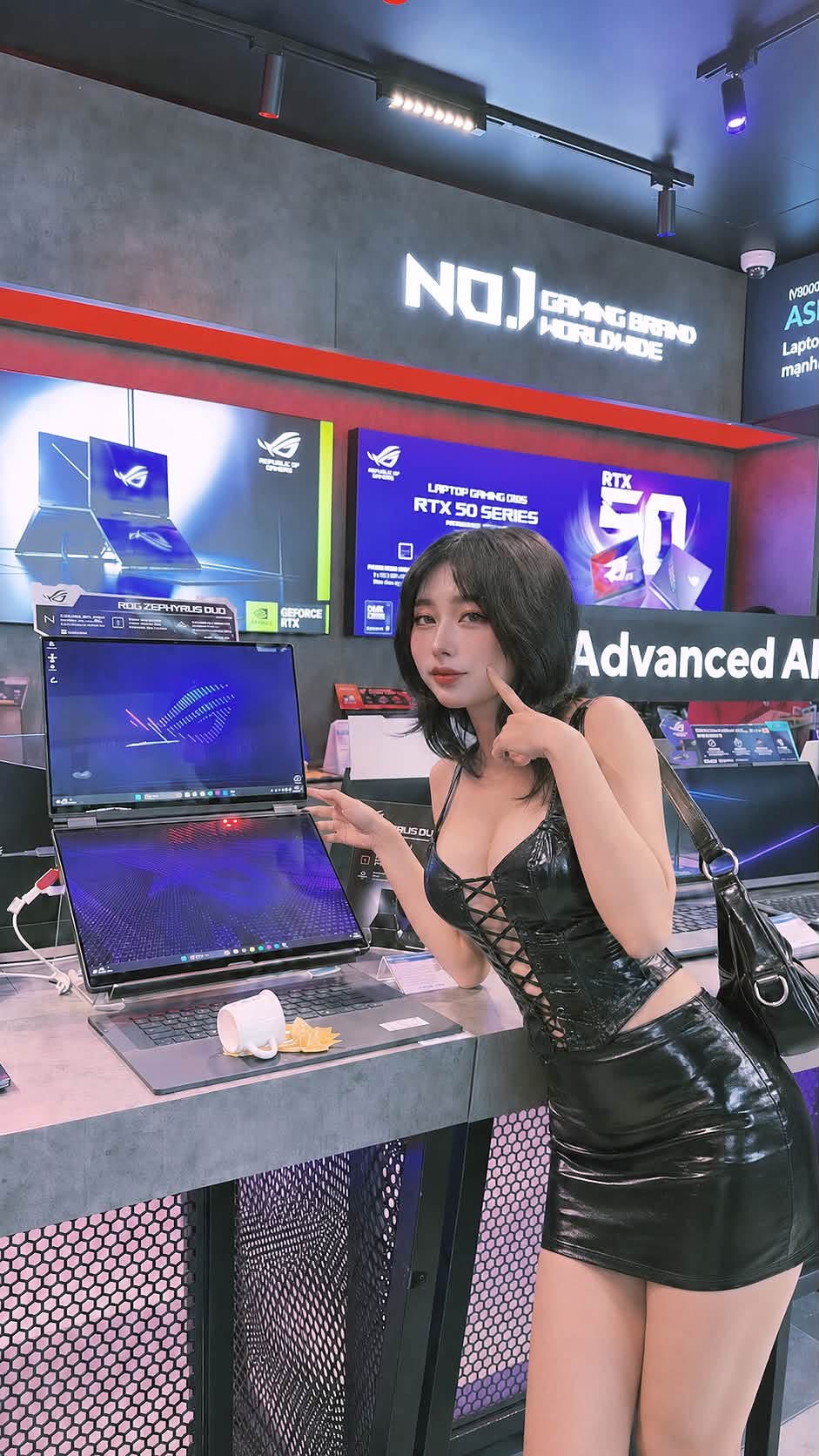 Hot girl lên đồ bán gaming gear cực chất, đốn tim dân mạng!