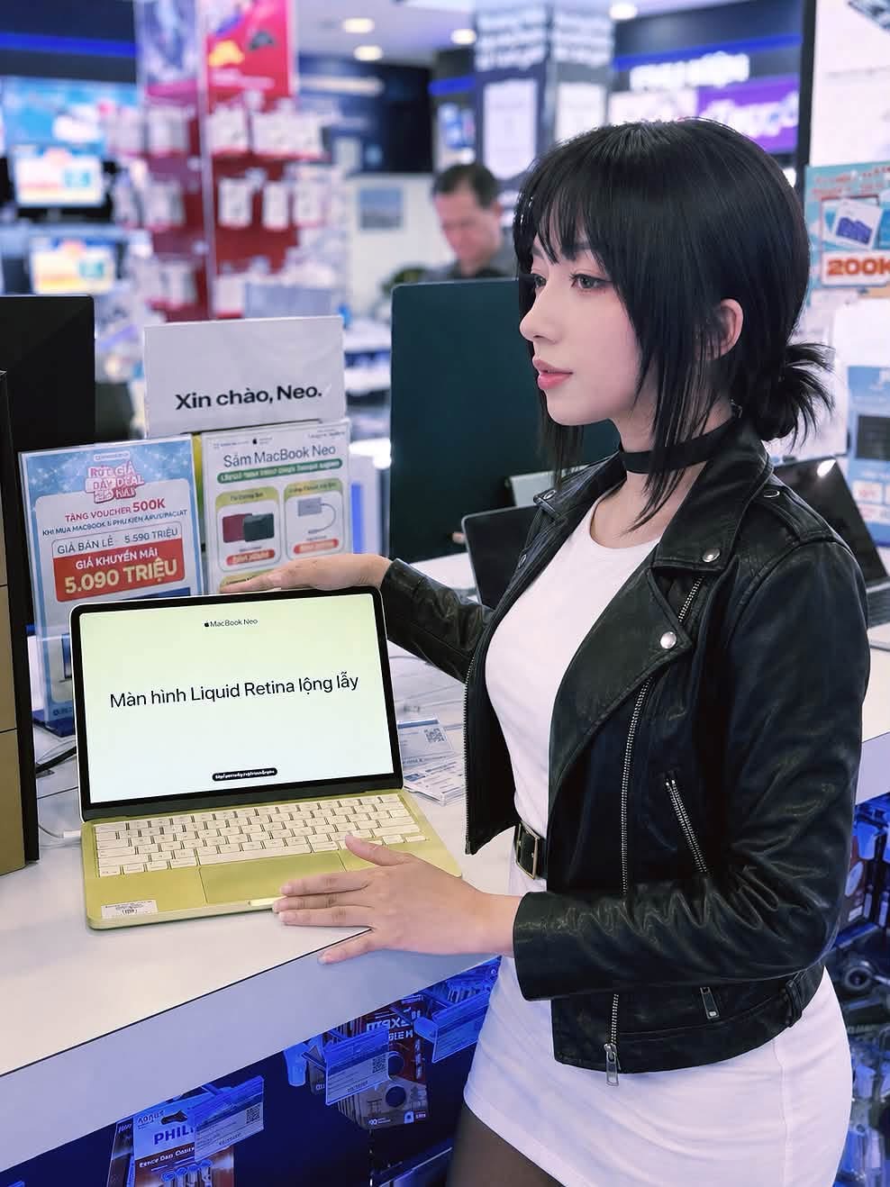 Hot girl lên đồ bán gaming gear cực chất, đốn tim dân mạng!