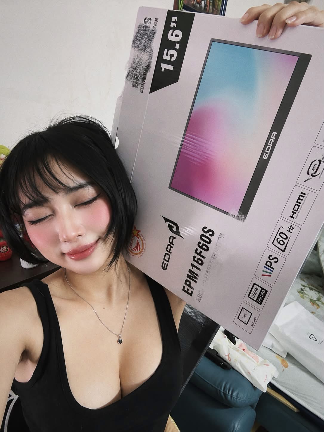 Hot girl lên đồ bán gaming gear cực chất, đốn tim dân mạng!