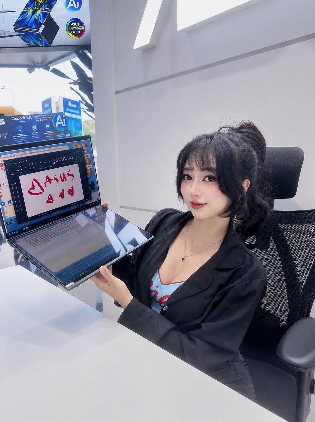 Hot girl lên đồ bán gaming gear cực chất, đốn tim dân mạng!