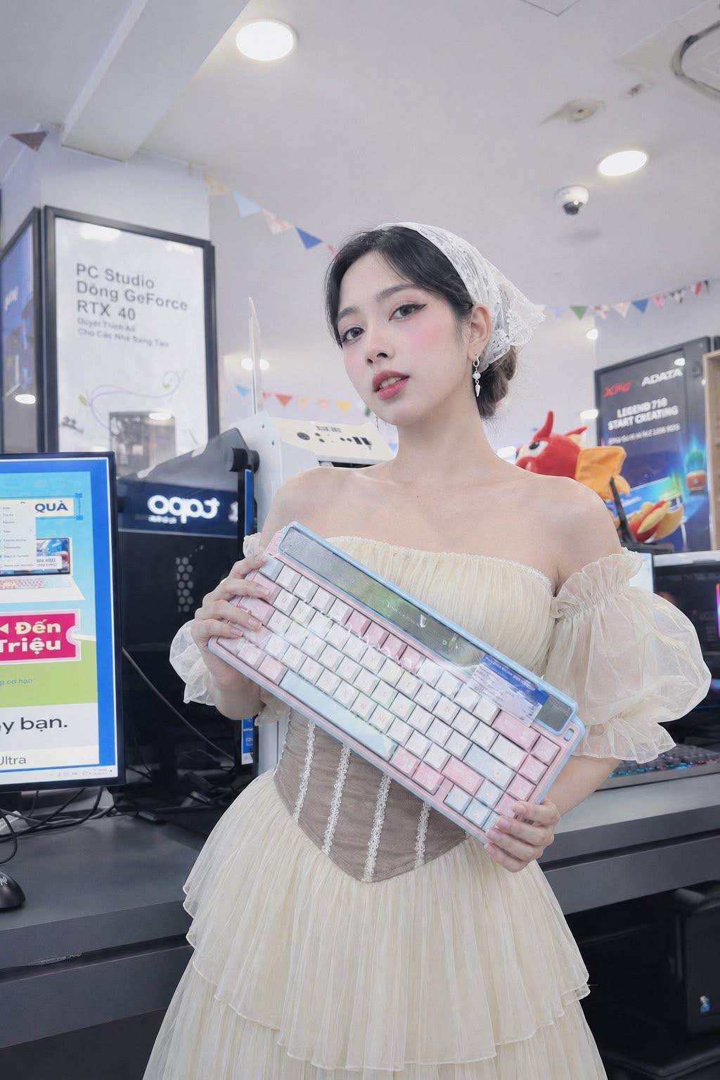 Hot girl lên đồ bán gaming gear cực chất, đốn tim dân mạng!