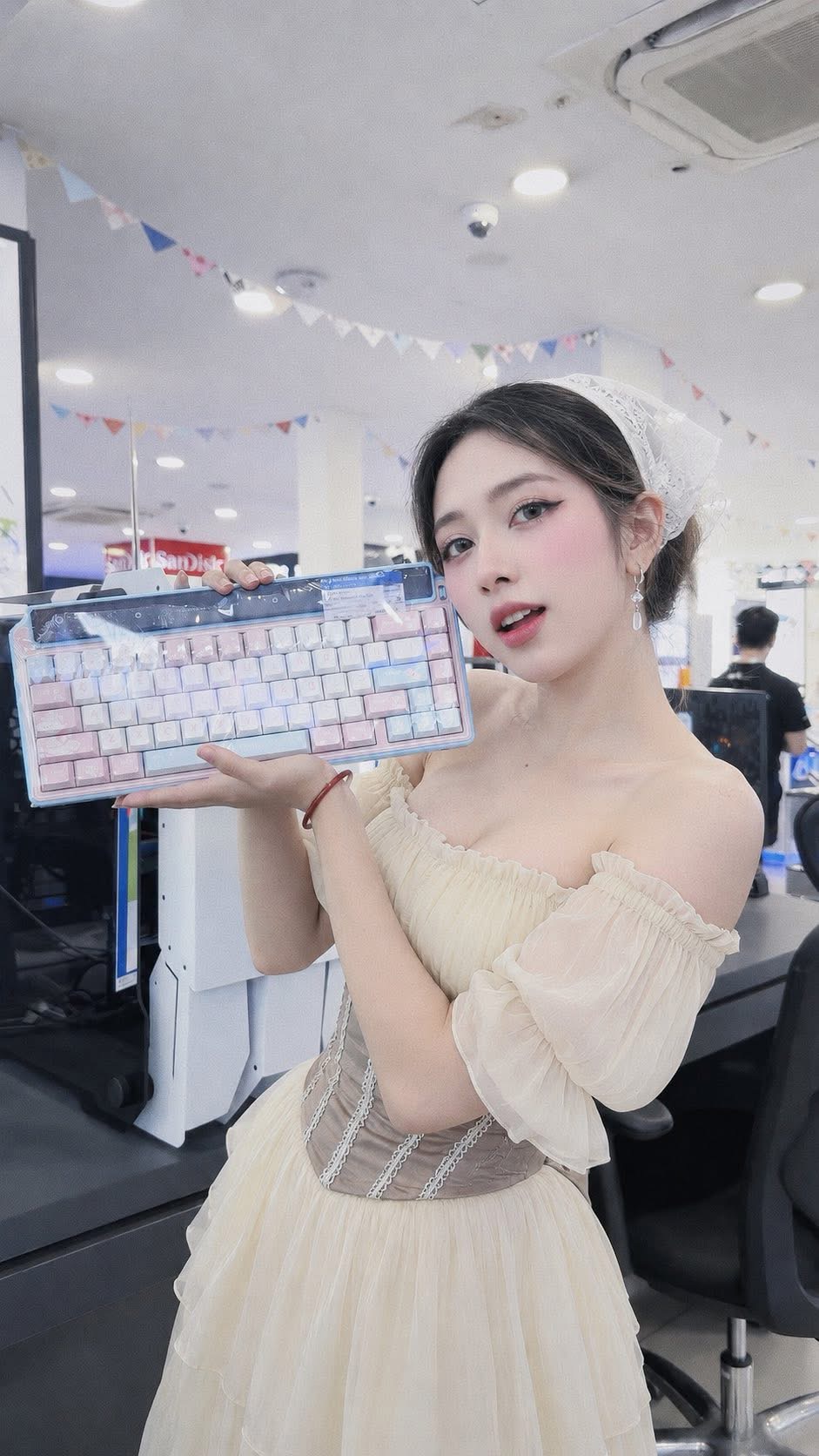 Hot girl lên đồ bán gaming gear cực chất, đốn tim dân mạng!