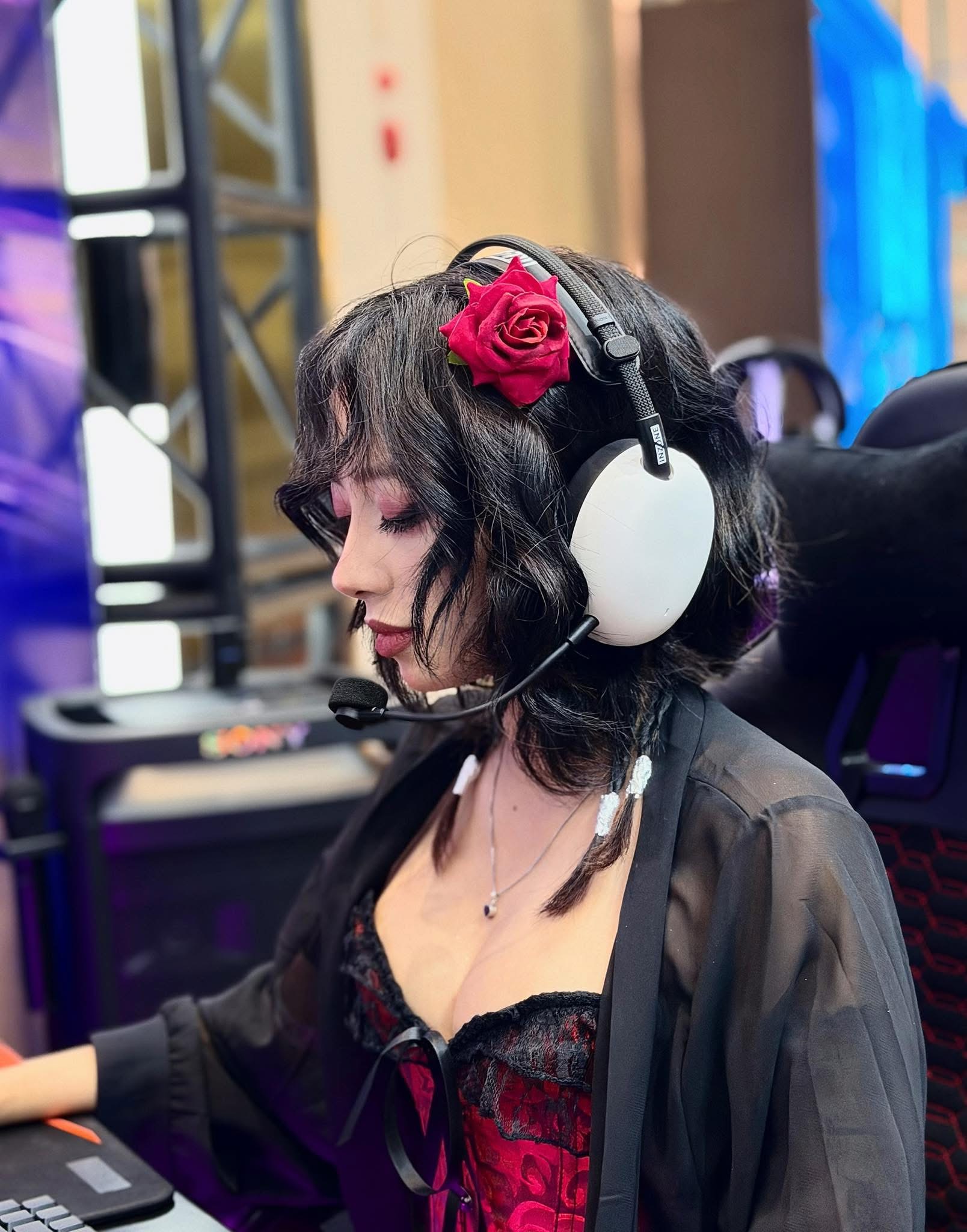 Hot girl lên đồ bán gaming gear cực chất, đốn tim dân mạng!