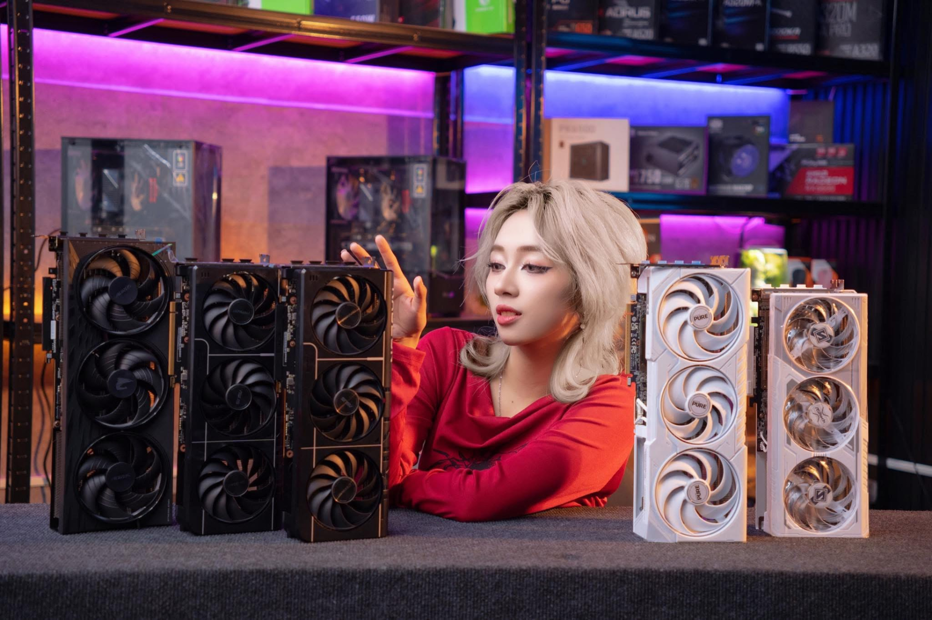 Hot girl lên đồ bán gaming gear cực chất, đốn tim dân mạng!