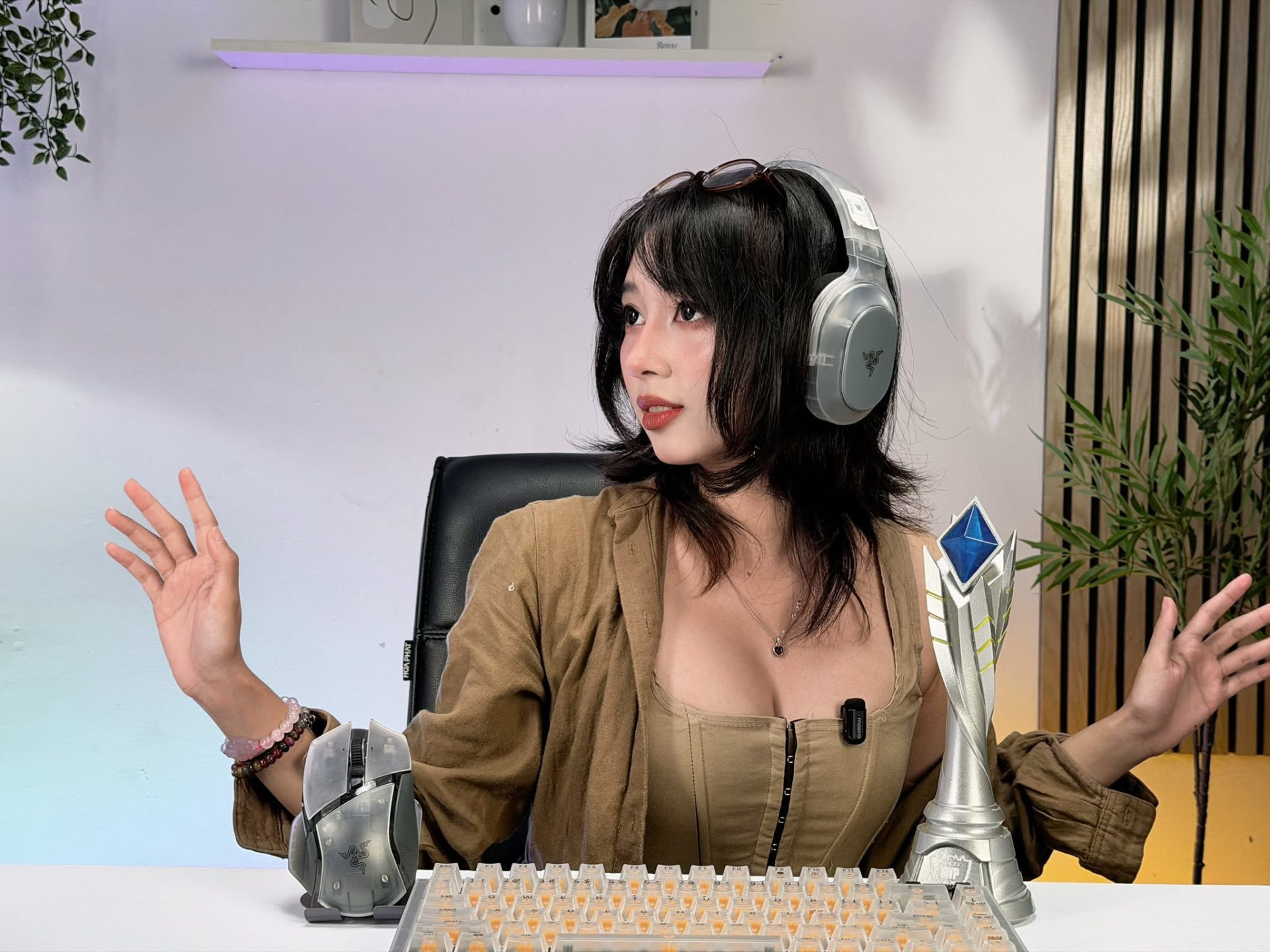 Hot girl lên đồ bán gaming gear cực chất, đốn tim dân mạng!