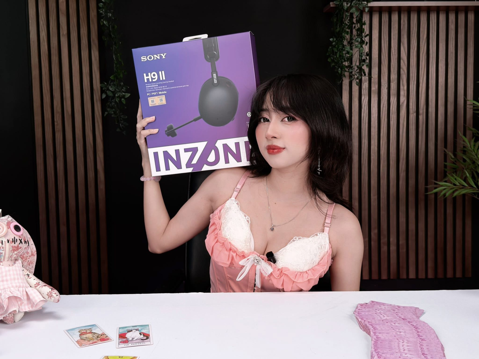 Hot girl lên đồ bán gaming gear cực chất, đốn tim dân mạng!