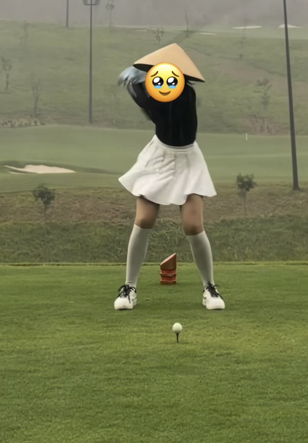 Cô gái bất chấp mưa bão ra sân golf