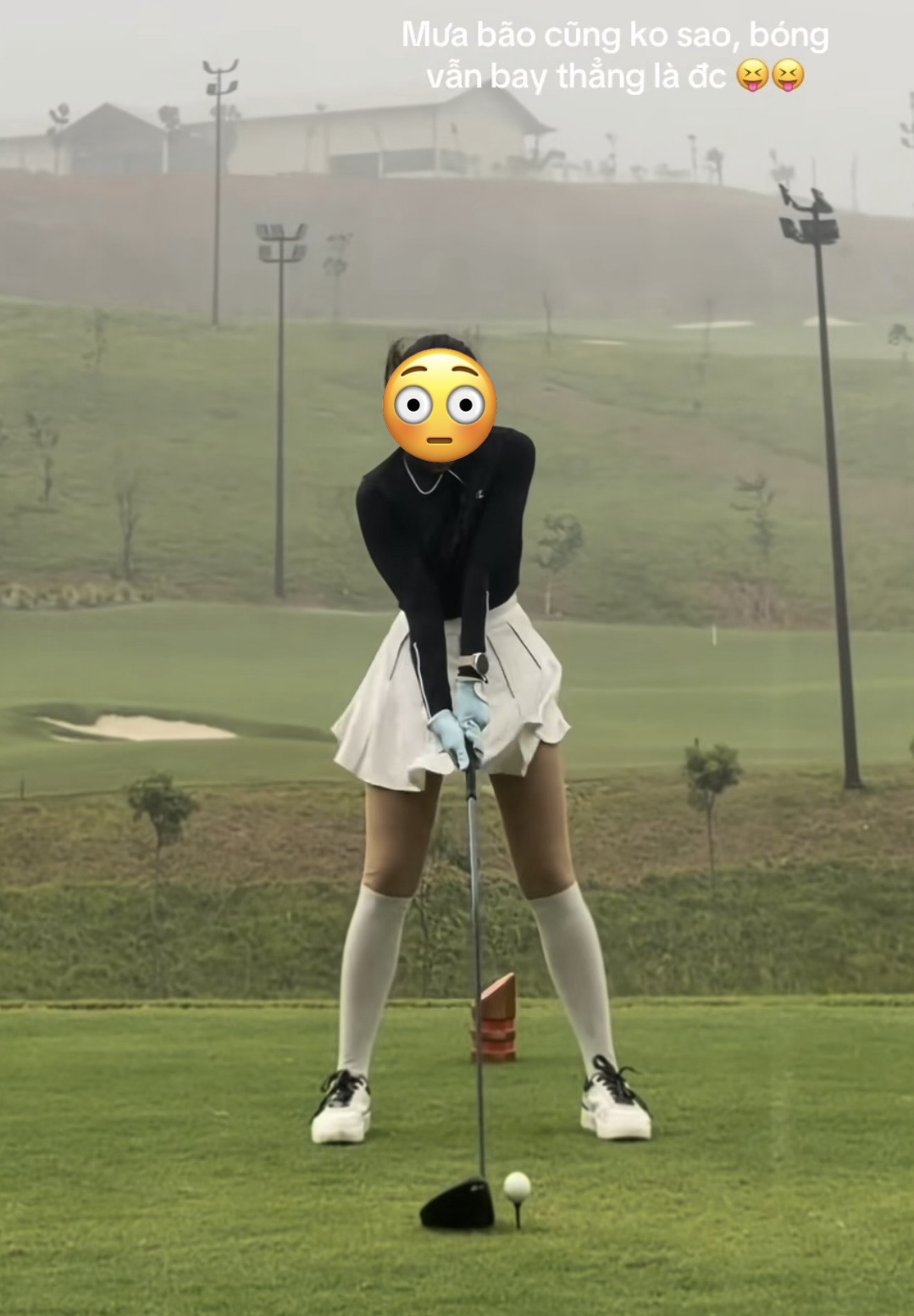 Cô gái bất chấp mưa bão ra sân golf