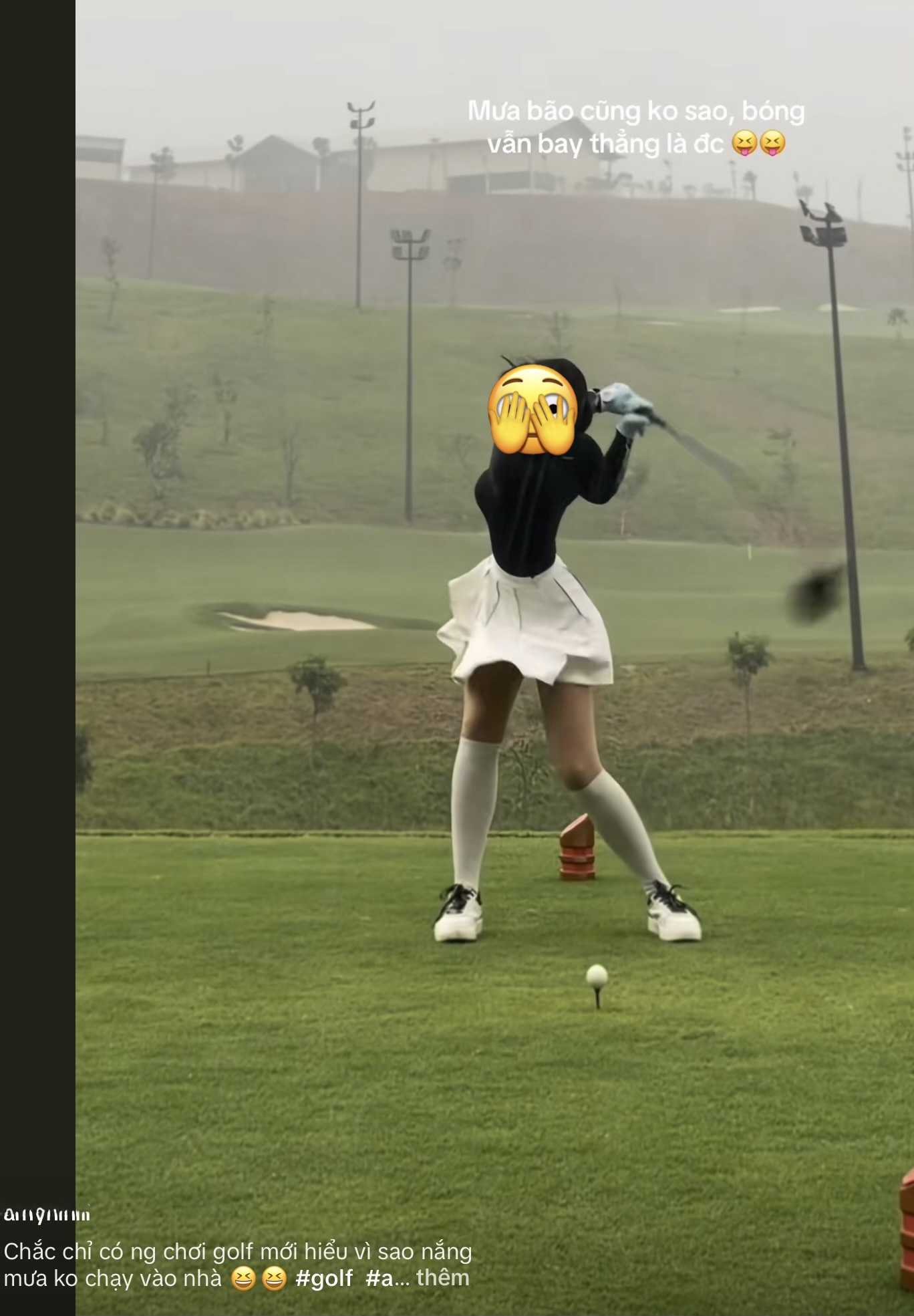 Cô gái bất chấp mưa bão ra sân golf