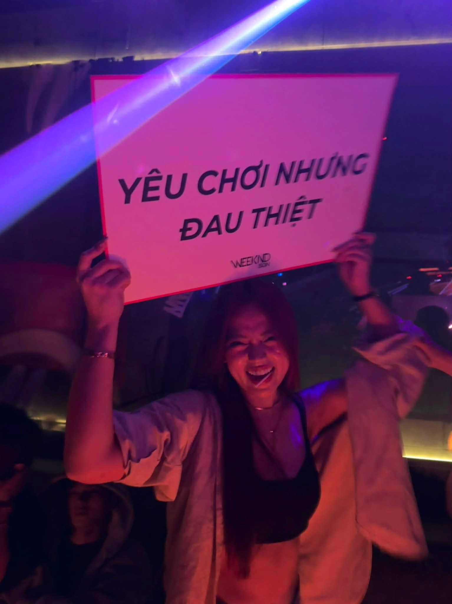 Helia Bảo Hân giơ biển
