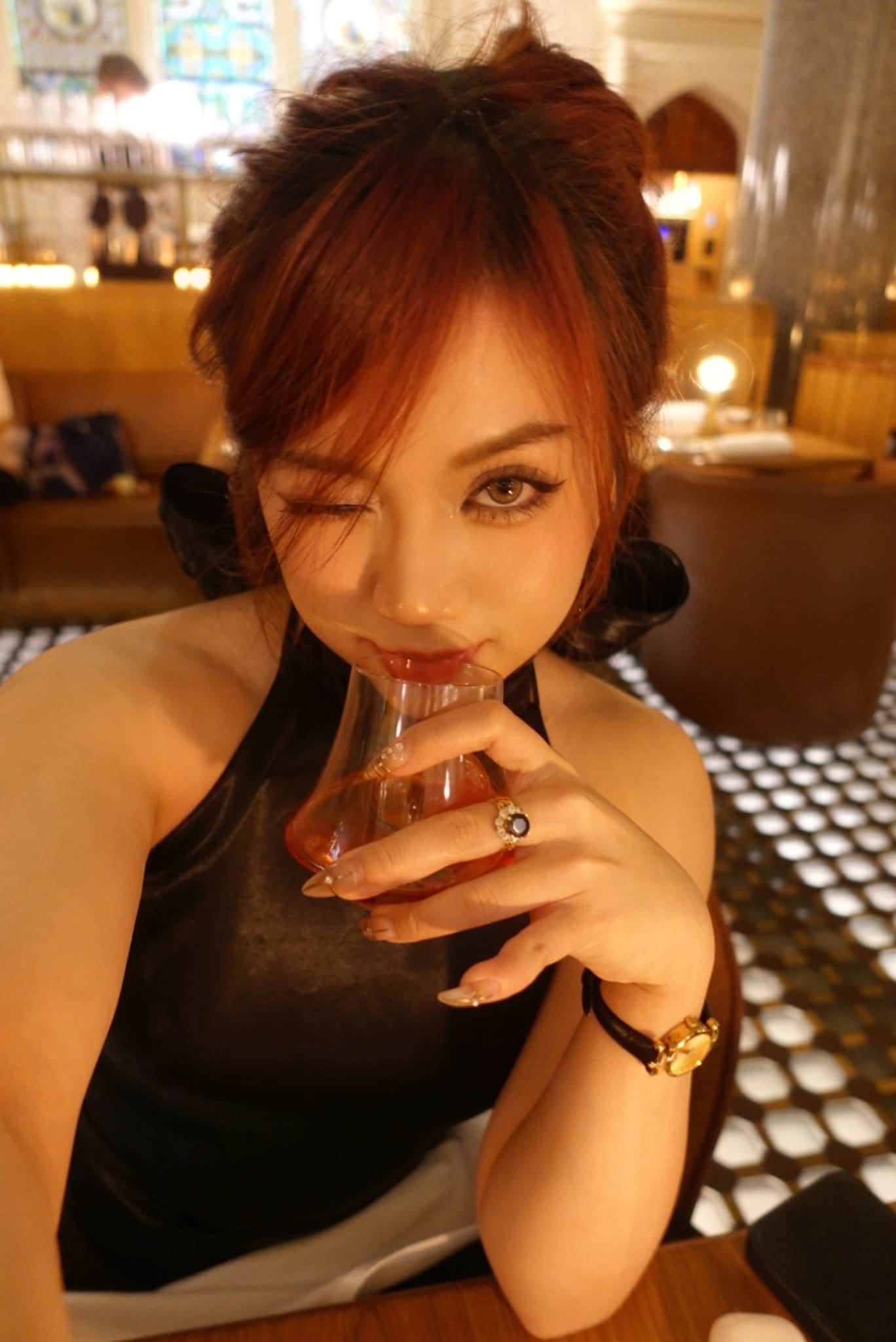Helia Bảo Hân giơ biển