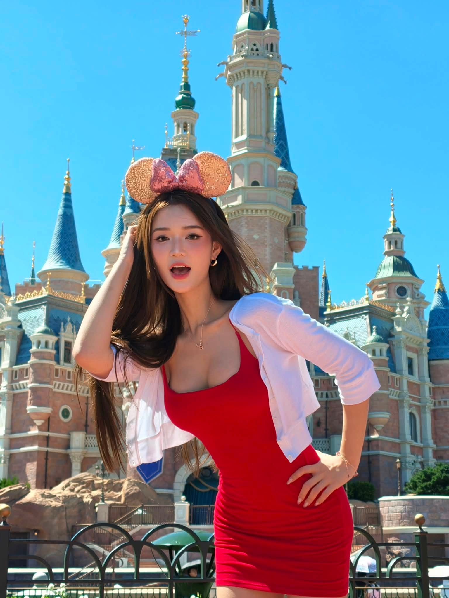 Diện đầm ôm sát nổi bật, Mai Hà Hoàng Yến biến Disneyland thành đường đua nhan sắc cực cuốn hút