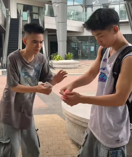 Cặp bạn thân chí cốt yêu hai chị em ruột, fan nam 