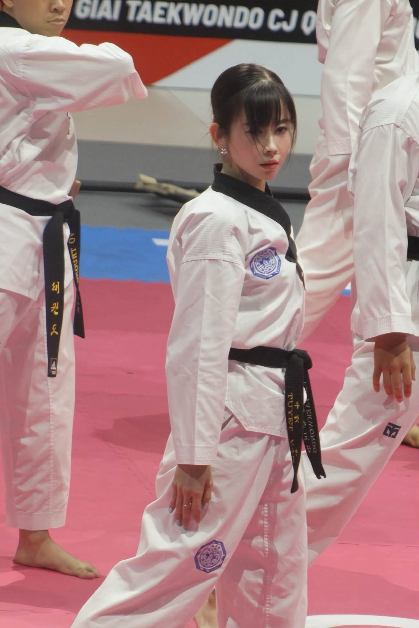 Hot girl Taekwondo năm nào bất ngờ khoe dáng táo bạo,