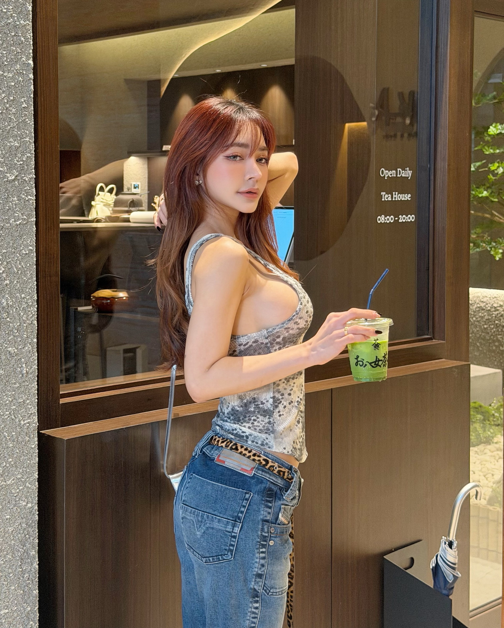 Chỉ đứng uống matcha, mỹ nhân làng mẫu vẫn khoe được giao diện nóng bỏng, sức hút thần thái khó cưỡng