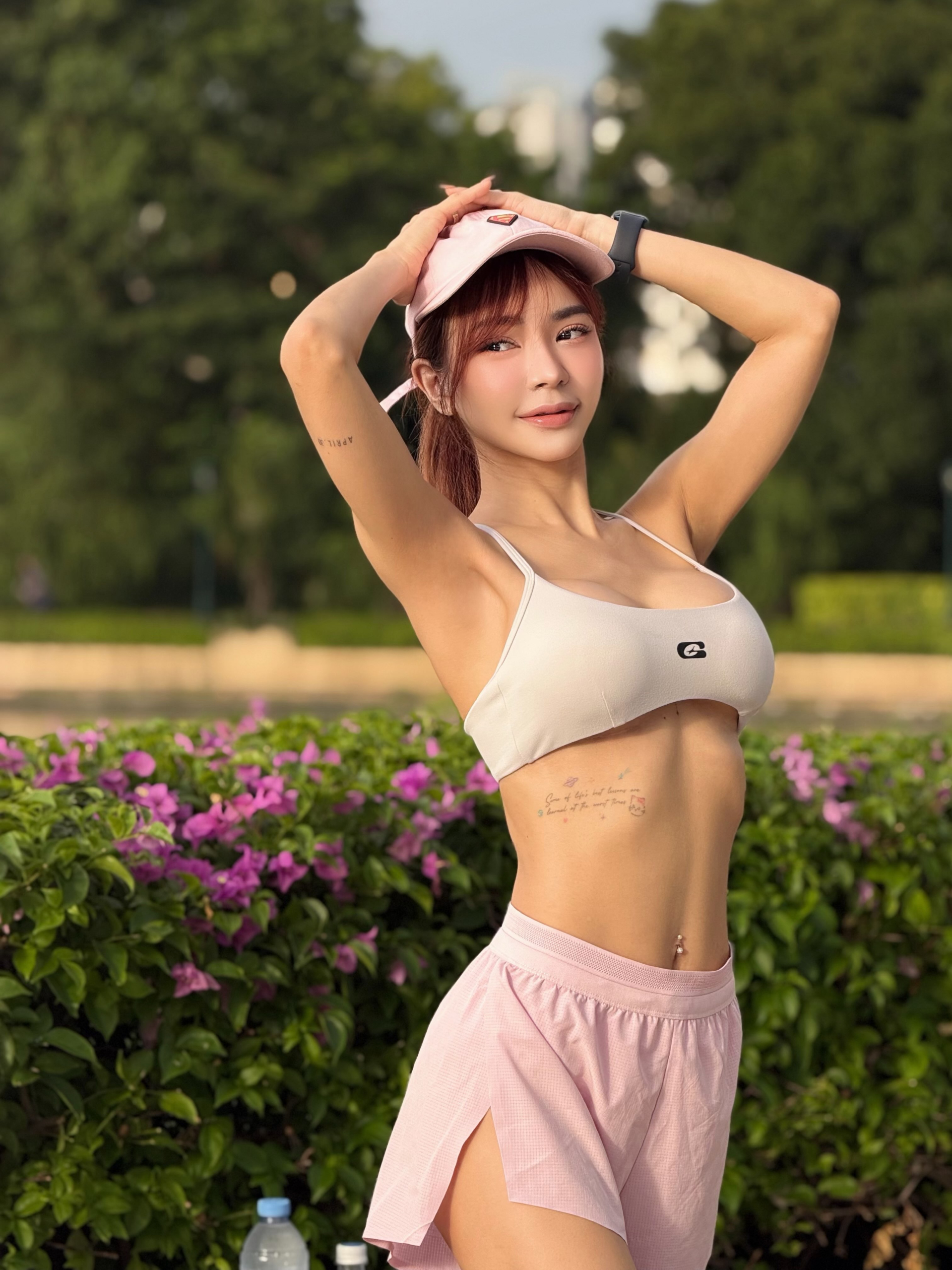 Chỉ đứng uống matcha, mỹ nhân làng mẫu vẫn khoe được giao diện nóng bỏng, sức hút thần thái khó cưỡng