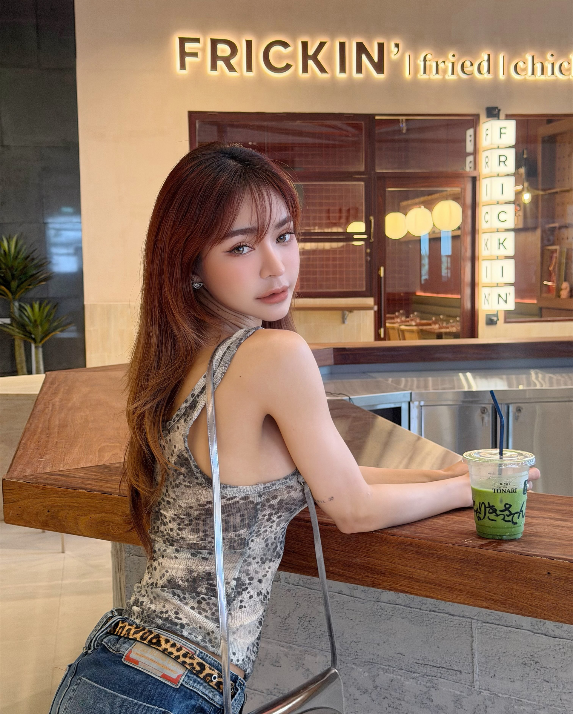 Chỉ đứng uống matcha, mỹ nhân làng mẫu vẫn khoe được giao diện nóng bỏng, sức hút thần thái khó cưỡng