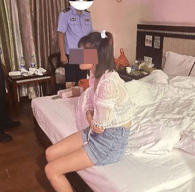 Chỉ vì tò mò nhấn vào web phản cảm, người đàn ông bị dẫn dụ nạp tiền cả trăm triệu
