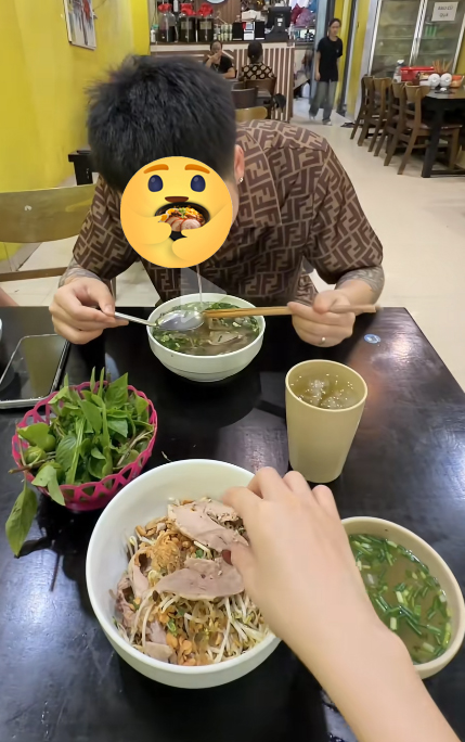 Cặp đôi quay TikTok
