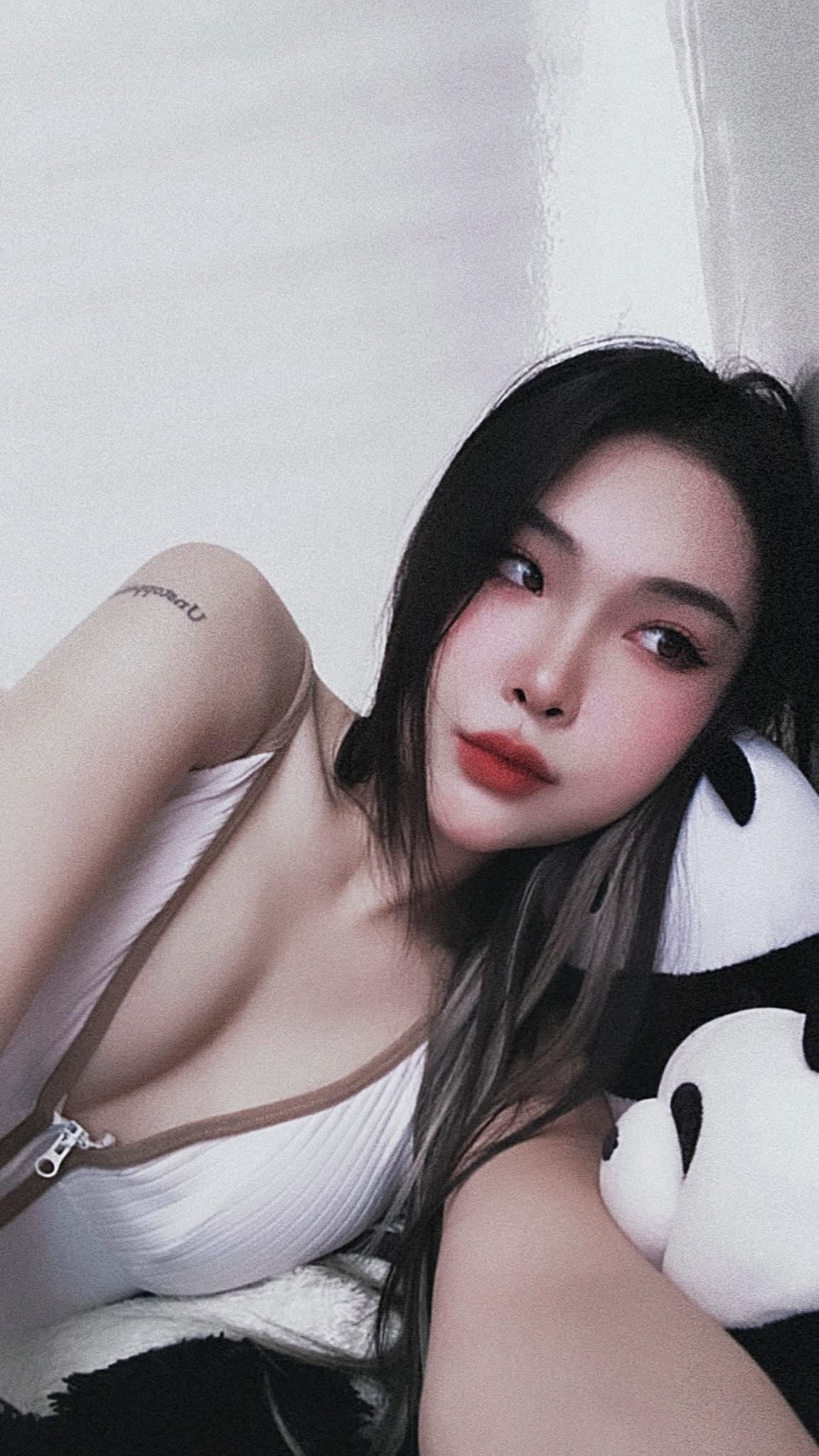 Nổi tiếng với nụ hôn viral, hot girl VALORANT có màn nâng cấp giao diện gợi cảm bùng nổ
