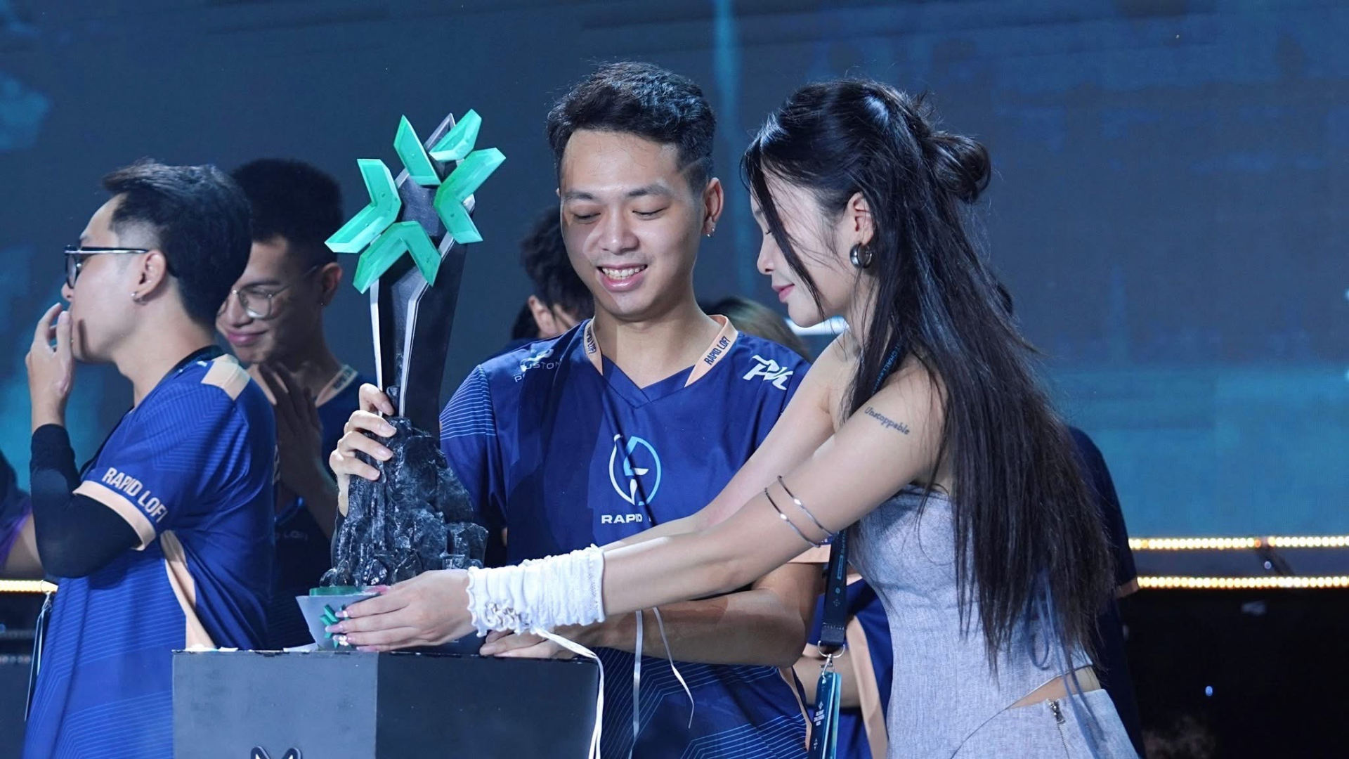 Nổi tiếng với nụ hôn viral, hot girl VALORANT có màn nâng cấp giao diện gợi cảm bùng nổ